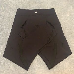 black lululemon capri leggings